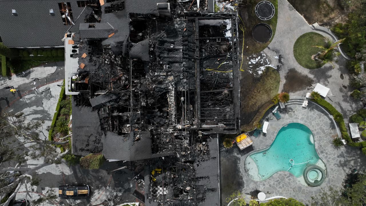 Así quedó la mansión de Cara Delevingne tras el incendio que sufrió este viernes 15 de marzo.