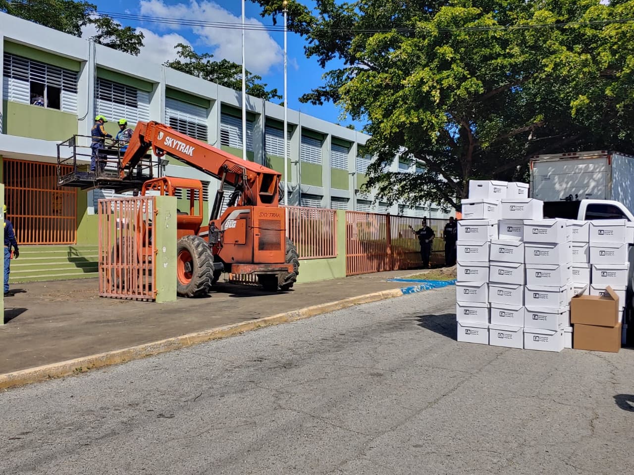 "Deseo agradecer a Nino Correa, Jefe de Operaciones del Negociado para el Manejo de Emergencias y Administración de Desastre, (Nmead) quien respondió a nuestro llamado de manera inmediata para permitirnos, luego de las inspecciones de rigor realizadas por su equipo de trabajo, entrar a las facilidades de la escuela intermedia Arístides Cales Quirós, específicamente al edificio donde se encontraban los instrumentos, uniformes y otras pertenencia de nuestra Banda Escolar", escribió el alcalde de Guayanilla en Facebook.