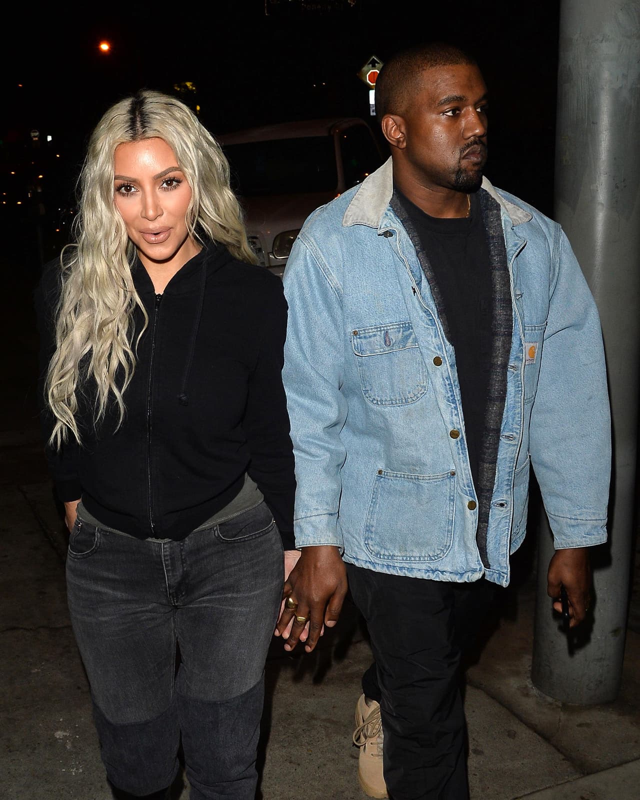 Ya comenzaron a salir todos los detalles sobre el parto de la tercera hija de 
<a href="http://www.tmz.com/person/kim-kardashian/" target="_blank"><b>Kim Kardashian</b></a>. De acuerdo a 
<a href="http://www.tmz.com/2018/01/16/kim-kardashian-baby-birth-daughter-delivery-room-girl-kanye-west/"><b>TMZ</b></a>, Kim Kardashian estuvo en la sala de parto y fue la primera en tocar al bebé al nacer.