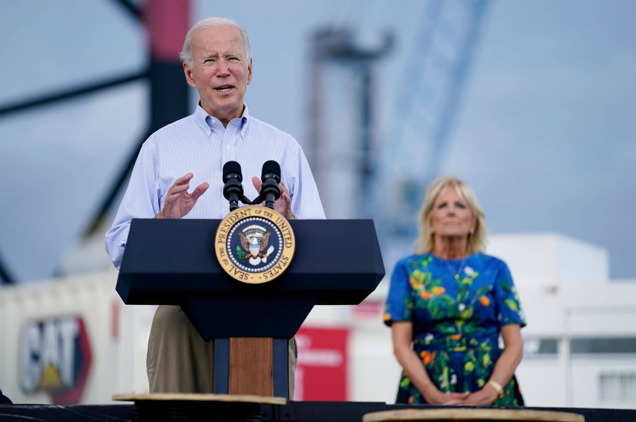 Biden visita Florida para centrarse en las víctimas del huracán Ian y dejar de lado la política