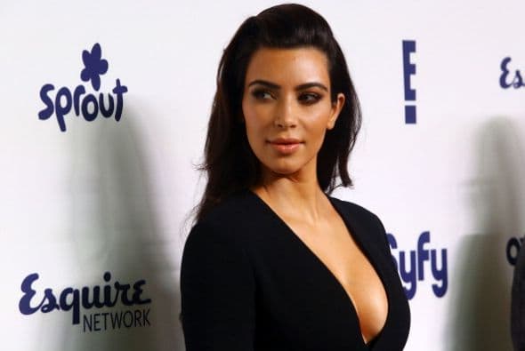 Las modas que luce Kim Kardashian siempre son tema de conversación entre los ‘fashionistas’. Y nos es para menos, ya que a Kim le encanta lucir sus curvas en confecciones ceñidas al cuerpo y escotes que dejan muy poco a la imaginación. Aquí recorremos los ‘looks’ donde Kim K ha presumido su tremenda “pechonalidad”. ¿Quieres ver más? las mejores del mundo del entretenimiento aquí