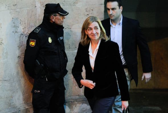 La infanta Cristina explicó durante seis horas y media de declaración judicial por el caso Nóos que se desentendió de la gestión de Aizoon, la empresa que creó al 50 % con Iñaki Urdangarin, porque confiaba plenamente en su marido, informaron fuentes jurídicas. La infanta se desligó de la administración de la sociedad familiar y aseguró que no participó en ninguna actividad del Instituto Nóos, la entidad a través de la cual Urdangarin presuntamente malversó fondos públicos. Durante el detallado interrogatorio de Castro, el primer juez que ha imputado a un miembro de la Familia Real española, la infanta admitió que hizo gastos personales con la tarjeta de crédito de Aizoon, porque entendía que no era ilegal y ha detallado que dispone de tres o cuatro tarjetas de esa clase, negando que ella o su marido tengan ninguna cuenta en paraísos fiscales y que el motivo de su presencia en la empresa que compartía con su marido fuese actuar de escudo ante Hacienda, algo que hubiera rechazado por principios. También aseguró que cuando el asesor del Rey José Manuel Romero le pidió en 2006 a Urdangarin que abandonara el Instituto Nóos, ella entendió que se trataba de evitar la mala imagen que podía acarrear que la entidad se viera envuelta en polémicas políticas, pero no pensó que su marido hiciera nada ilícito. Ella dijo que los 1,2 millones de euros que recibió de su padre para la compra de la casa del matrimonio en la ciudad de Barcelona son un préstamo que está devolviendo poco a poco.