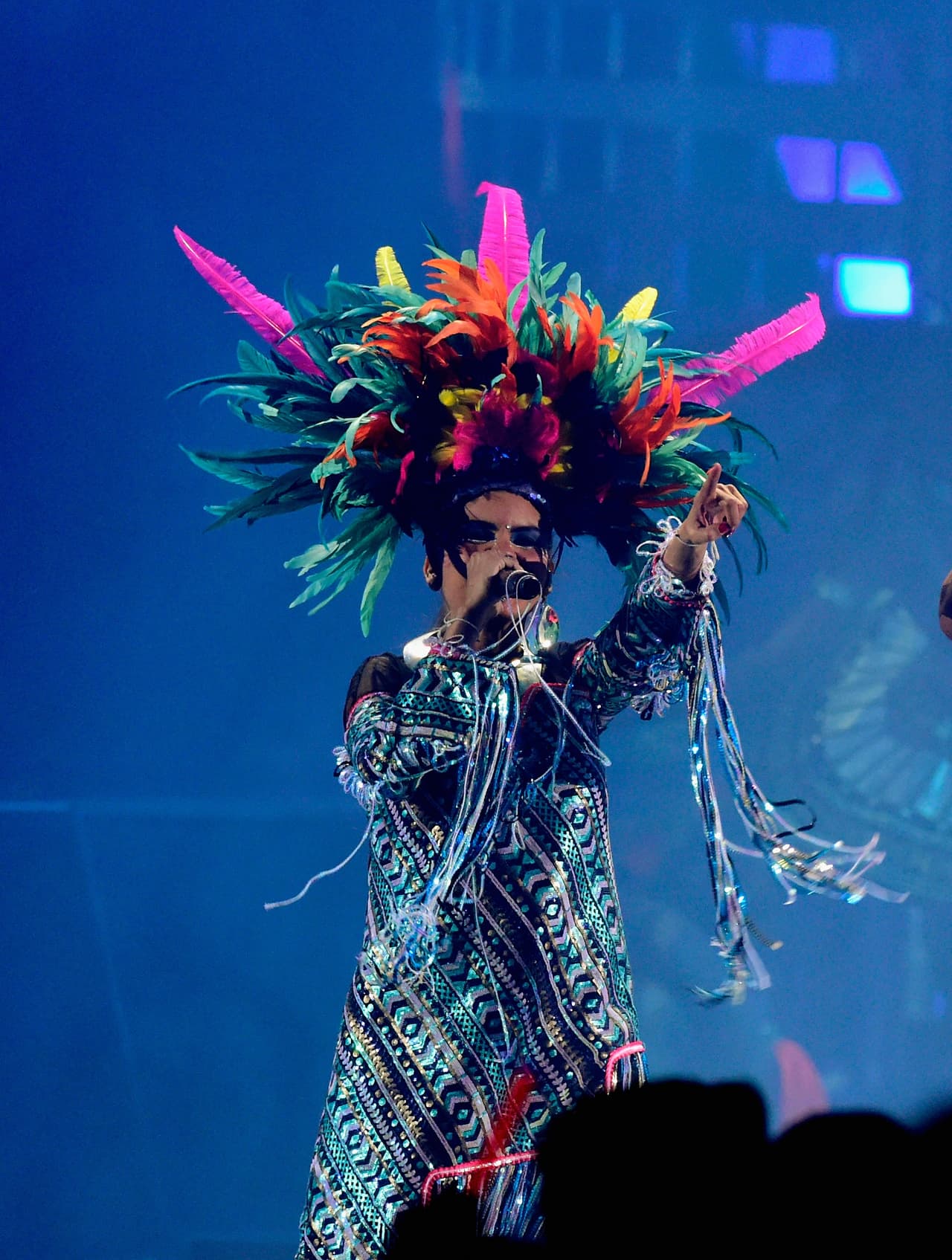El vestido que tenía sus tiras y grecas de despampanantes y excéntricos colores ayudó a Liliana a ser el centro de atención durante su presentación con Will Smith.