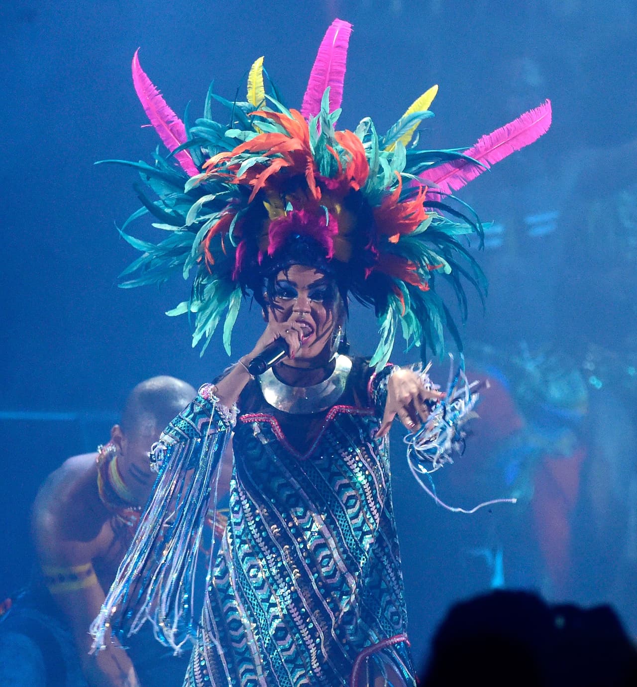 Afortunadamente no sólo podemos decir que los reflectores apuntaron sobre ella por el extravagante conjunto que llevaba puesto, sino también por esa voz que retumbó con potencia en los Latin GRAMMY.