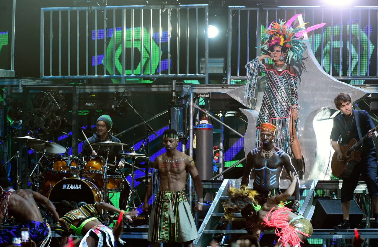 Ella es la chica que conforma el conjunto de Bomba Estéreo.