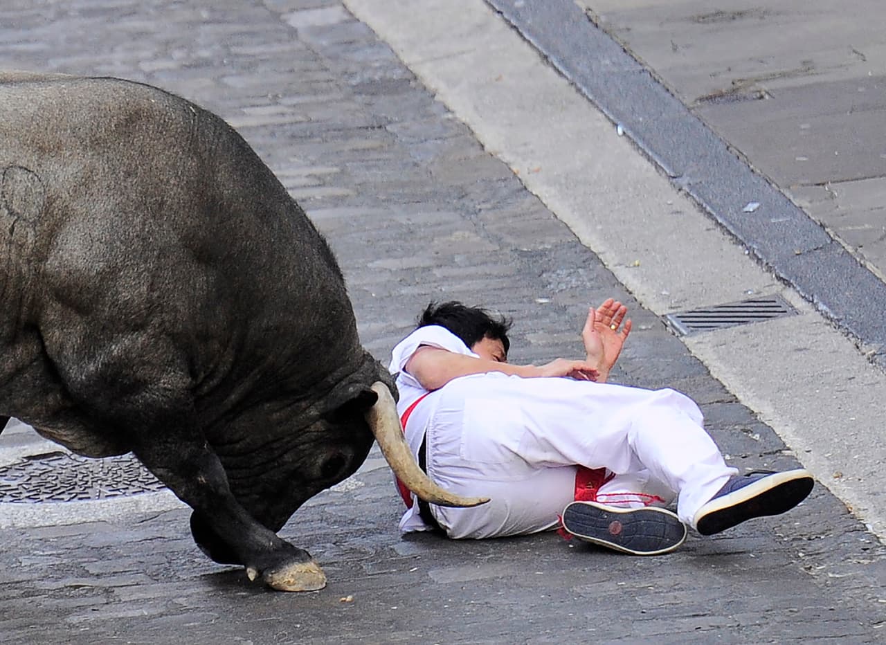 Los encierros tienen sus riesgos. Un promedio de 2,000 personas participan en cada encierro donde los toros pueden cornear o pisotear. Es normal que como resultado haya varios heridos en el evento por astas, golpes o traumatismos. En el encierro se puede morir. En total ha habido 16 muertos en la historia y 5 de estos se han producido desde 1980.
<br>Fotografía del
<b> 9 de julio de 2017</b> /ANDER GILLENEA/ AFP/ Getty