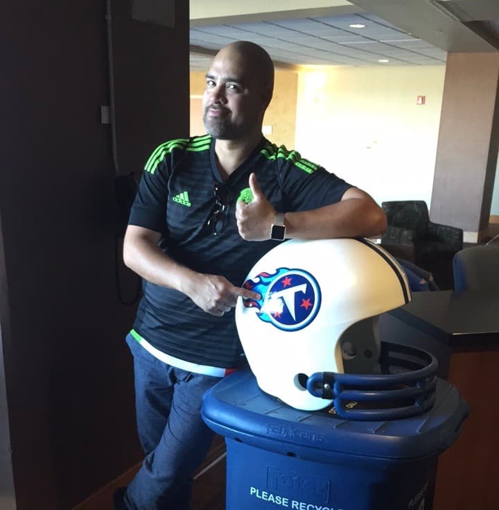 Raúl ‘El Pelón’ feliz de conocer el estadio de los 'Titanes de Tenesse'.