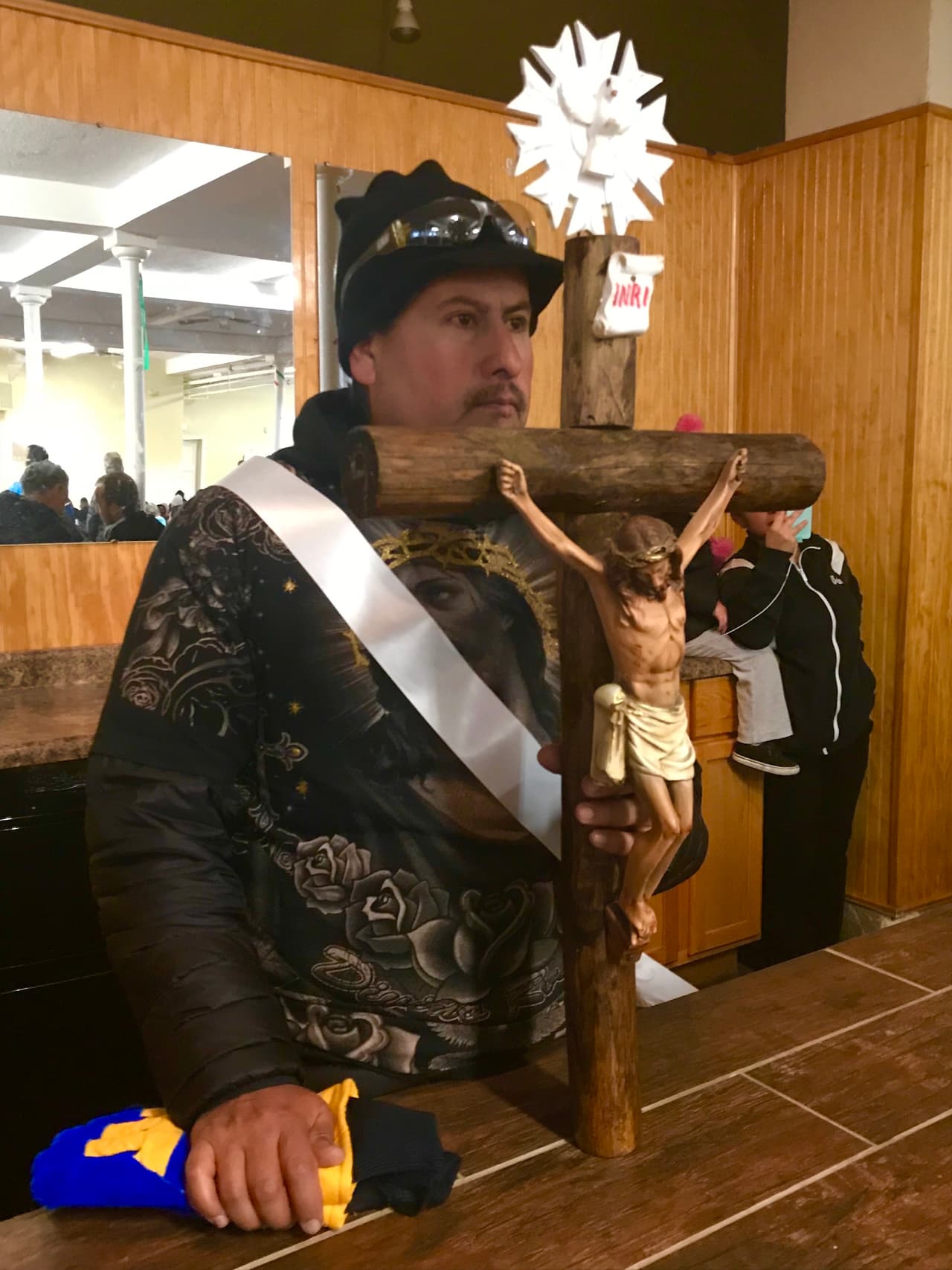 "Vía Crucis" en latín siginfica "El camino de la Cruz" y para los católicos simbólicamente consiste en recorrer espiritualmente el camino que hizo Jesús hasta el monte Calvario mientras cargaba la Cruz, así como la oportunidad de interiorizar en su sufrimiento.