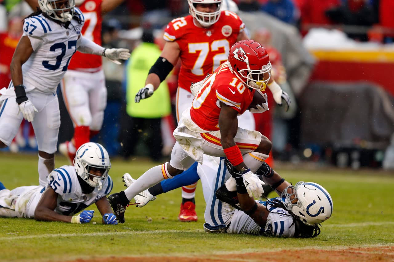 <b>Primer Cuarto: </b>¡Escapada letal de Tyrek Hill! En una reversible corre 36 yardas y extiende la ventaja. 
<b>(Chiefs 14-0 Colts)</b>