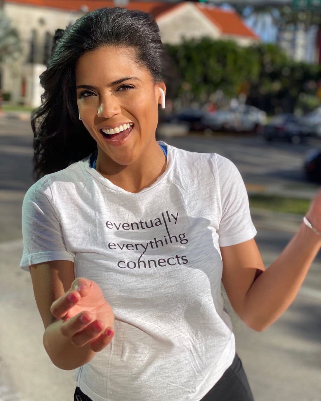 La presentadora dominicana también se dio el tiempo para levantar el ánimo de su público con un mensaje motivacional que explica la leyenda de la camiseta que porta en esta fotografía.