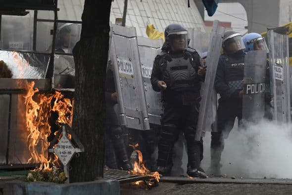 Varios policías resultaron lesionados.