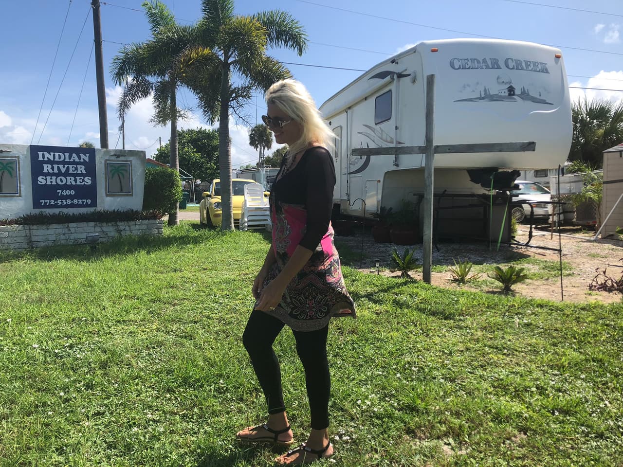 Los residentes del parque de casas móviles Indian River Shores deben evacuar sus casas este lunes. En la foto, Raquel Kuilan, una de las vecinas de Jeassette, quien también es de origen boricua.