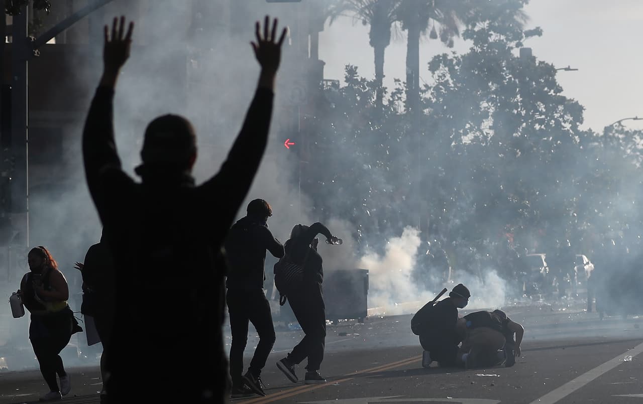 Debido al aumento e intensidad de los disturbio, el alcalde de Los Ángeles, Eric Garcetti, declaró toque de queda en toda la ciudad a partir de este sábado a las 8 p.m. hasta las 5:30 a.m. del domingo.