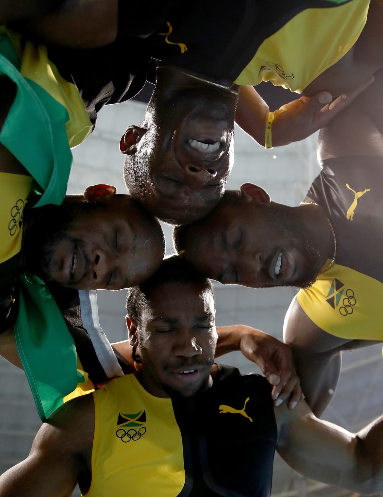 La estrella del tletismo de Jamaica Usain Bolt, celebra junto a sus compañeros de equipo Asafa Powell, Yohan Blake y Nickel Ashmeade, la victoria en la final de relevos 4 x 100.