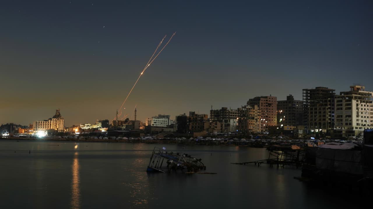 Irán cierra el estrecho de Ormuz tras ataques de EEUU e Israel