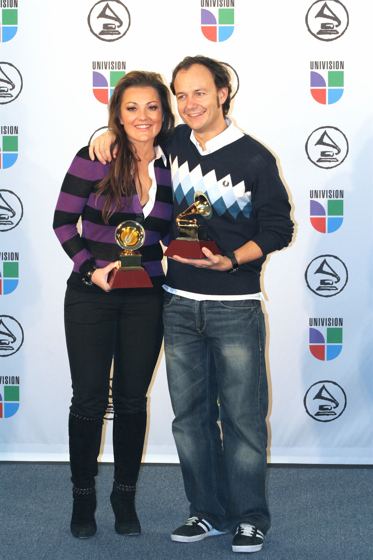 El primer disco de la agrupación, 'Dile el sol', fue lanzado en mayo de 1998. Este marcó el debut oficial de la agrupación y vendió más de 910,000 copias a nivel mundial.