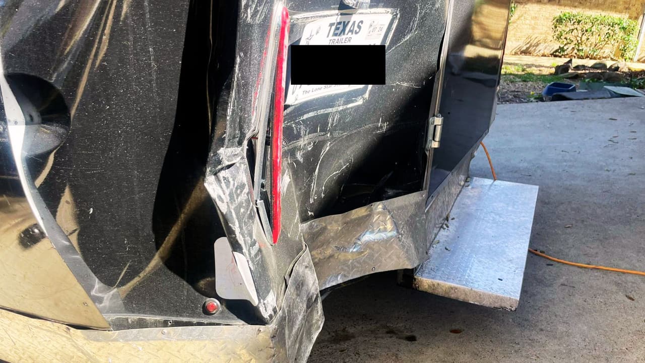 Una fotografía revela parte de los daños que sufrió el camión de comida, tras sel impacto de una auto.