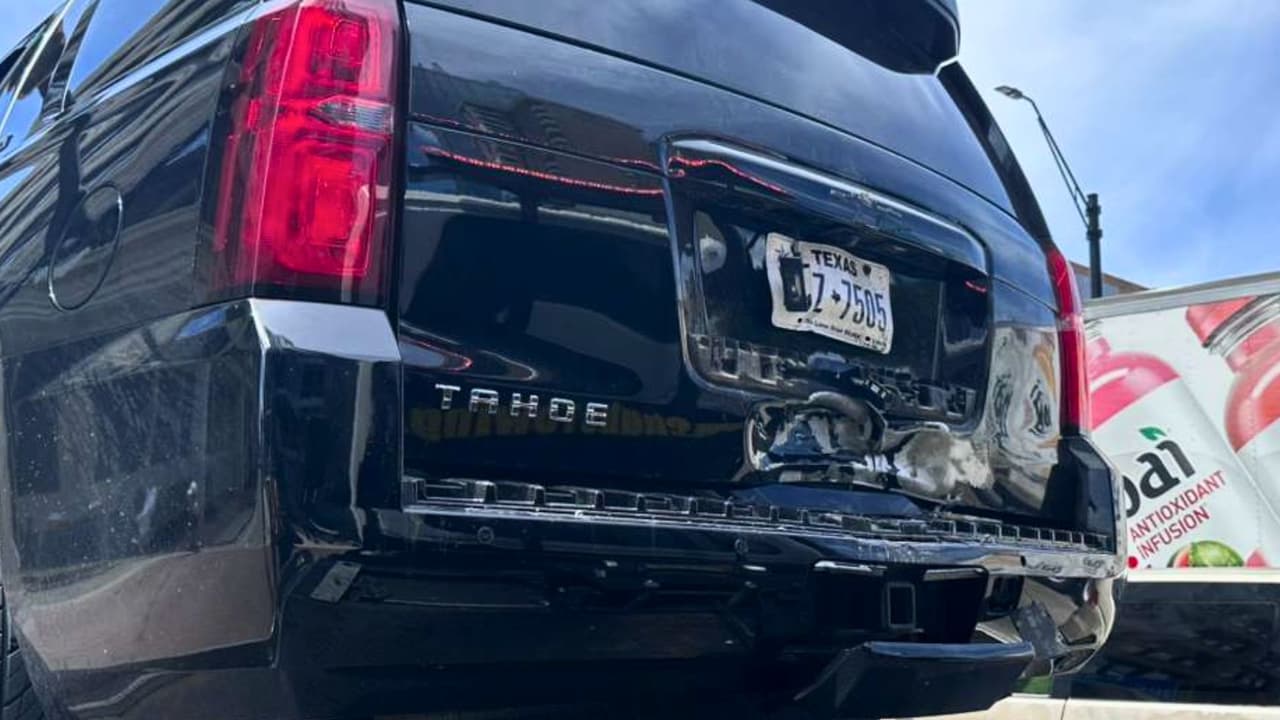 Así quedó la camioneta tras el uso de una carga controlada por parte de la Policía para abrir la parte trasera.