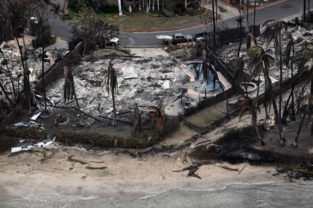 Una imagen aérea de una casa destruida por los incendios en Lahaina, en el oeste de Maui, Hawaii.