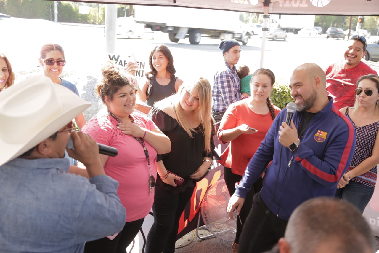 'El Bueno, La Mala y El Feo' entregando boletos en la ciudad de Carson.