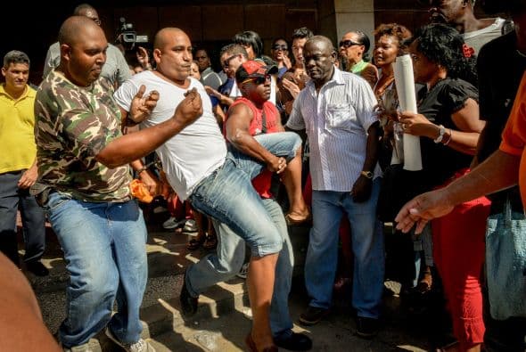 El hostigamiento a las "Damas de Blanco" por una turba oficialista cuando pretendían manifestarse en La Habana fue la nota discordante en la conmemoración del Día Internacional de los Derechos Humanos en América Latina. El grupo de mujeres disidentes se congregó hoy en un concurrido punto de la capital cubana precisamente para emprender una caminata con motivo de la jornada internacional, pero no pudo hacerlo debido al acoso de una multitud que las llamó "ratas inmundas", "gusanas" y "mercenarias", entre otros insultos. También otros grupos opositores cubanos fueron objeto del hostigamiento oficialista, como el caso de "Estado de SATS", un proyecto de discusión crítica que dirige Antonio González Rodiles y que este miércoles celebró en su casa una actividad para celebrar el aniversario de la Declaración Universal de los Derechos Humanos. A unos metros de la vivienda el oficialismo organizó actividades festivas y juegos con la asistencia de varias decenas de escolares, mientras sonaban en un altavoz canciones de Silvio Rodríguez. En unas declaraciones a Efe, González Rodiles lamentó que el Gobierno de Cuba entienda el Día de los Derechos Humanos como una jornada de "confrontación" y calificó de "realmente bajo" usar a los niños "para estas cosas.