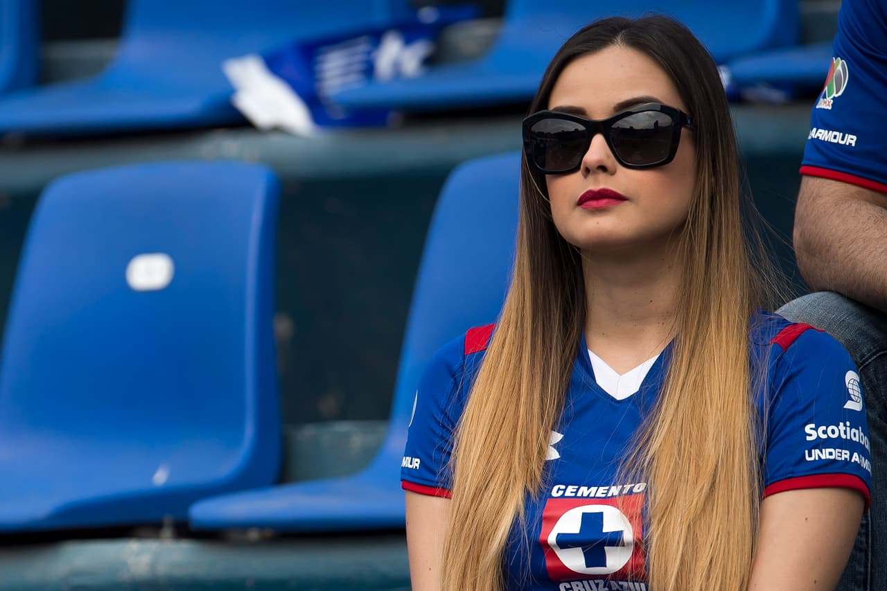 La afición celeste se aleja del Estadio Azul