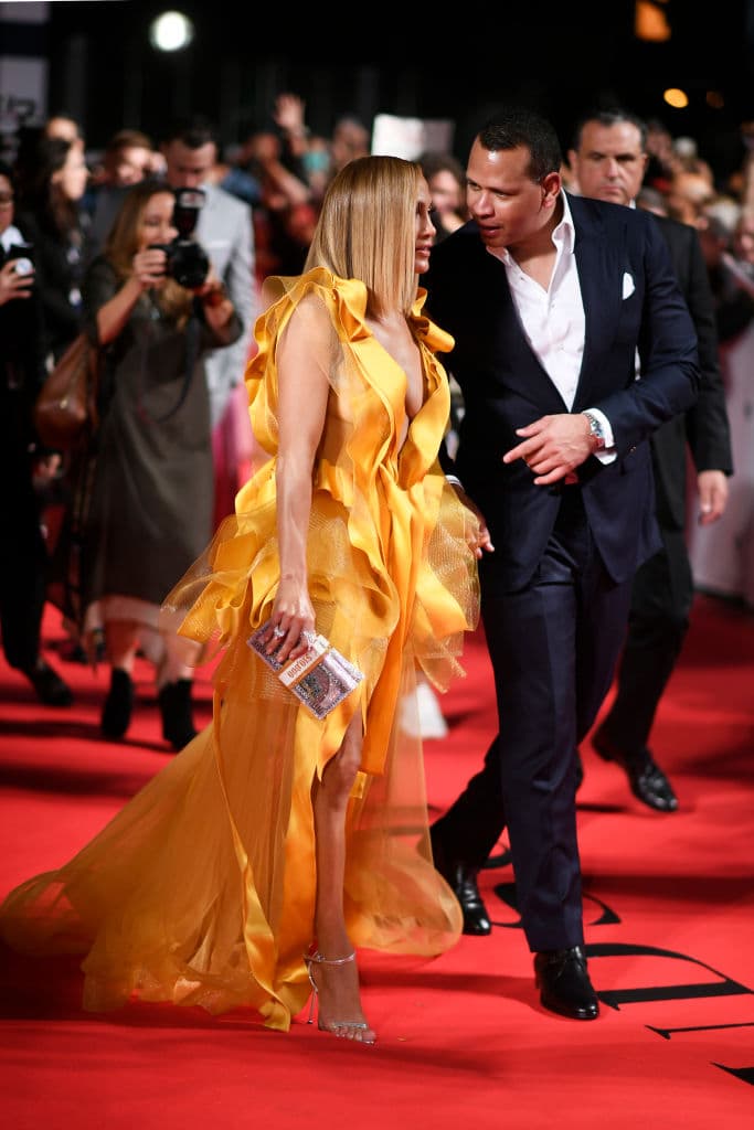 Por supuesto, estuvo acompa帽ada de su prometido,
<b>Alex Rodr铆guez</b>, a quien la elegancia no le falt贸.