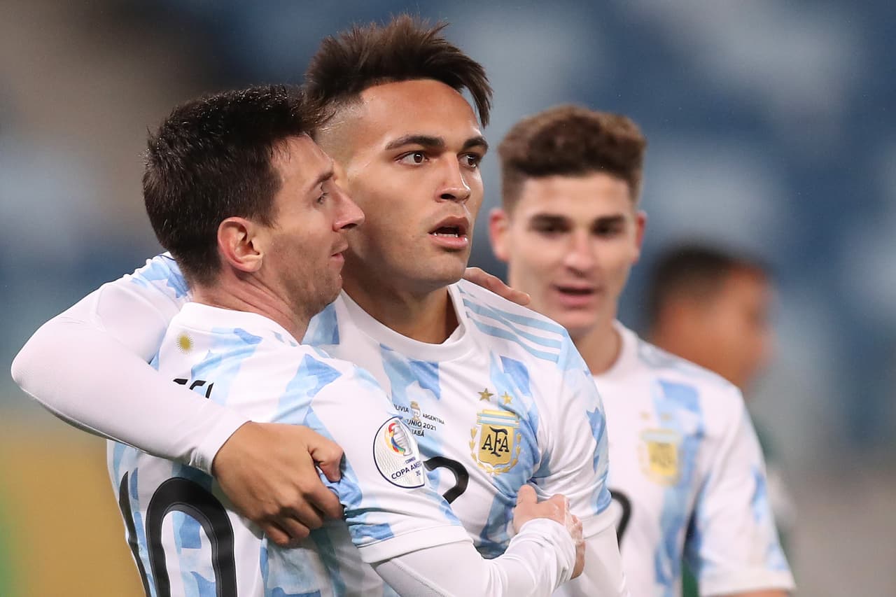 Argentina le pasó por encima a Bolivia con una gran noche de Lionel Messi, quien ya es el jugador con más apariciones en la selección albiceleste. ‘Papu’ Gómez hizo el primer gol del partido y Lautaro Martínez sentenció. Bolivia hizo el del honor.
