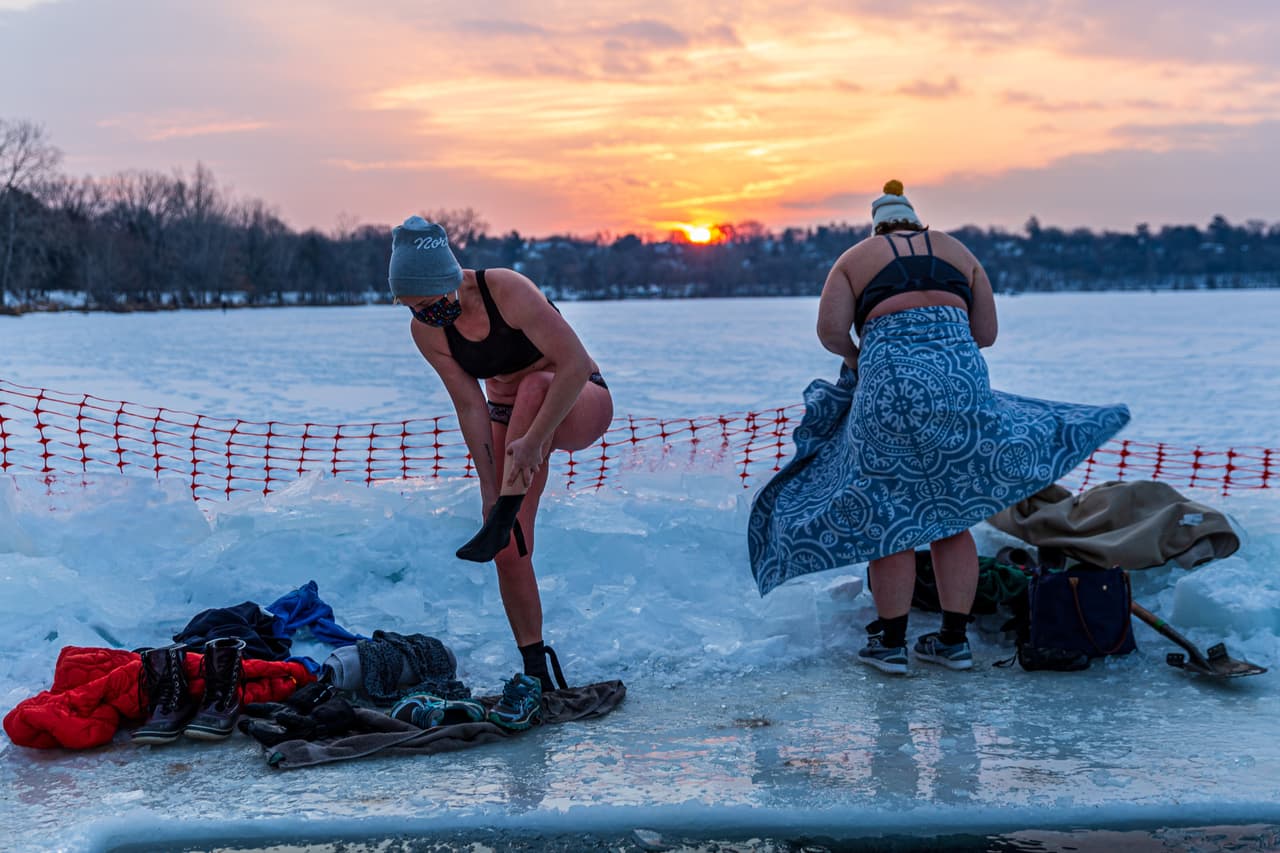 En esta imagen del 30 de enero, dos integrantes de los "Sumergents" se preparan para sumergirse. "Siempre empieza con una poca gente (¿loca?) que tiene una visión de lo que es posible", escribió recientemente uno de los integrantes dle grupo, Steve Jewell, en su cuenta de 
<a href="https://www.instagram.com/p/CJ5CmJgl-Va/?utm_source=ig_web_copy_link" target="_blank">Instagram</a>, junto a la fotografía de la "piscina".