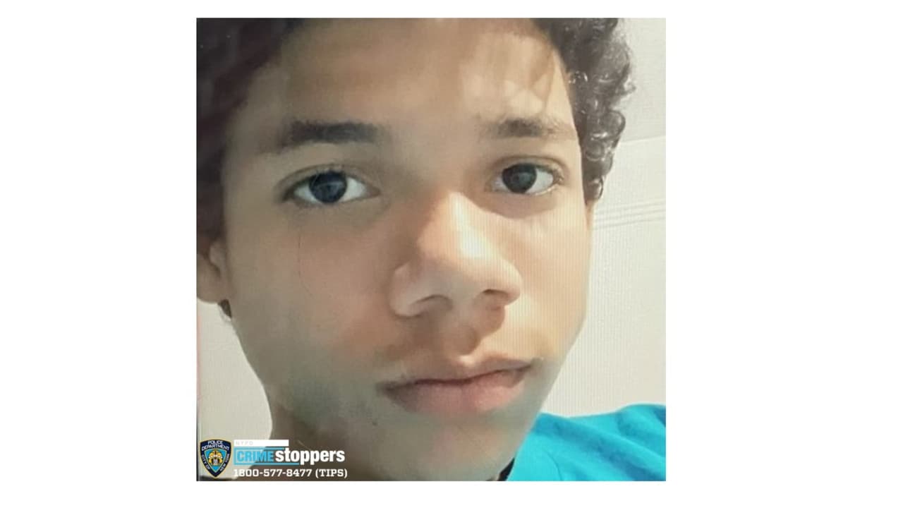 El 1 de febrero alrededor de las 16:00 horas, desapareció al salir de su residencia en Avenida Thieriot 1227,
<b> Jacob Cruz, de 17 años. </b>Él mide 5'7 "de altura, pesa 130 libras, tiene la tez clara y complexión delgada, su cabello es castaño y sus ojos marrones. Fue visto por última vez con un abrigo negro y gris, jeans y zapatillas negras. Si lo ves, llama al 911.