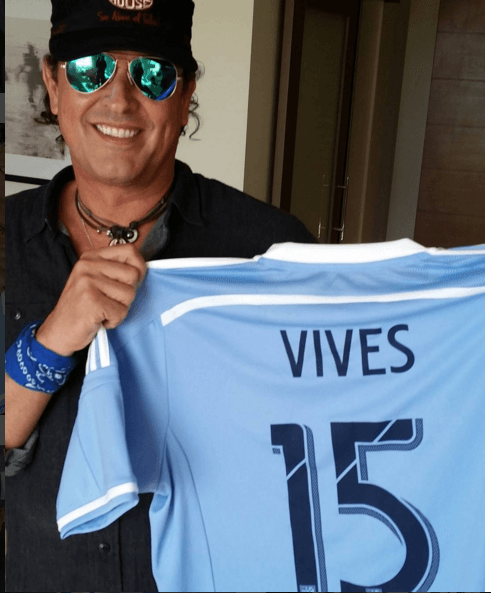 Carlos Vives también compartió esta imagen en la que presumió una playera que le regalaron por parte del NY FC.