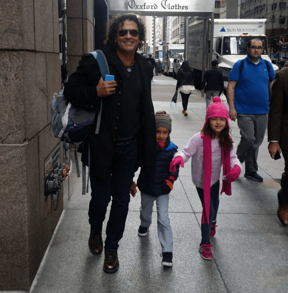 Además de la música otra de las grandes pasiones de Carlos es su familia y aprovecha cada minuto que puede para convivir con ellos.