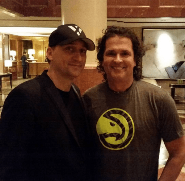 La música latina que ha hecho el colombiano ha llegado a oídos internacionales, tal es el caso del DJ Paul VanDick, que se tomó una foto con el compositor.