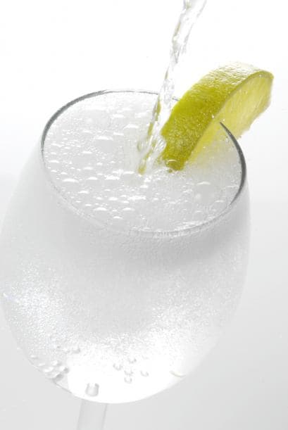 Tito's Vodka anunció planes para producir 24 toneladas de desinfectante. La marca planea hacer más a partir de ahí según sea necesario.Los detalles todavía se están planchando
<br>fuera, pero este desinfectante de manos se entregará de forma gratuita a la comunidad y a los que más lo necesitan. Para más informacíon sobre el trabajo de Tito's para apoyar a los afectados por la pandemia COVID-19 visite el 
<a href="https://www.titosvodka.com/stories/sending-love-and-goodness/" target="_blank">sitio web de Tito's</a>.
<br>