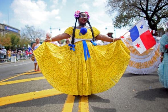 Una niña con la bandera de Panamá presume su vestido típico.