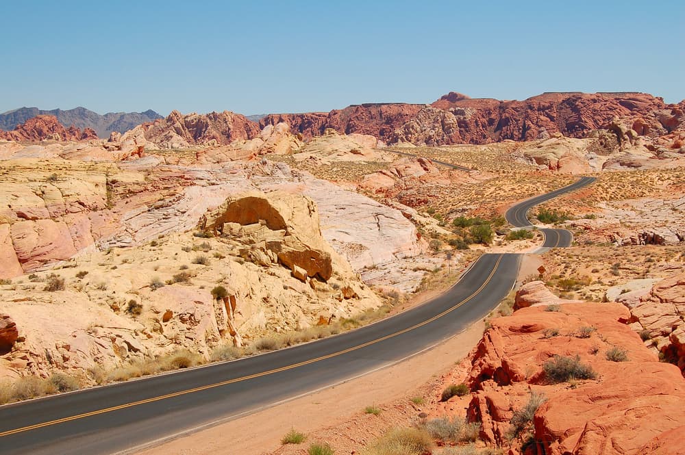 Este hombre no identificado le aseguró a Lear que estas instalaciones subterráneas secretas fueron construidas a mediados del siglo pasado tras una explosión nuclear para crear el gran agujero, en el cual decenas de trabajadores trabajaron para crear un enorme centro de entrenamiento e investigación gubernamental.