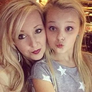 JoJo Silva, la ex estrella de Nickelodeon, compartió una foto con su hija y escribió estar agradecida por ser madre.