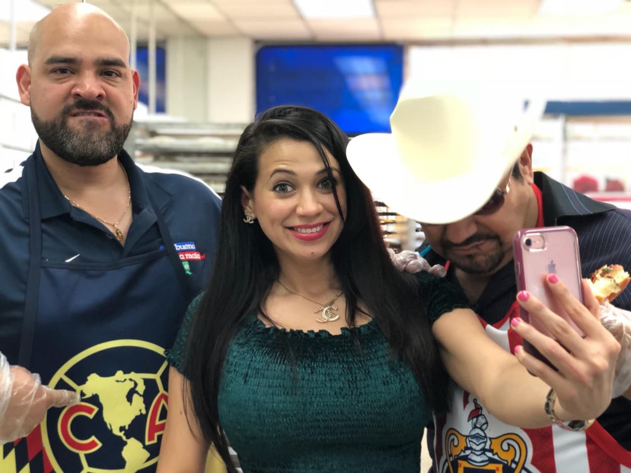 Carla dijo "foto con cara sexy" y miren con las que salió El Pelón.