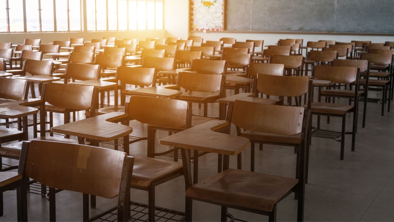 <h3 class="cms-H3-H3">Oficinas públicas y escuelas</h3>
<br>
<br>
<b>Las oficinas públicas, tribunales y servicios municipales </b>cierran el jueves. 
<br>También
<b> cierran escuelas, universidades y colegios comunitarios</b> por el receso de Acción de Gracias.
<br>Tu ciudad puede publicar avisos adicionales el viernes 28. 
<b>Vale la pena revisar los sitios oficiales locales.</b>