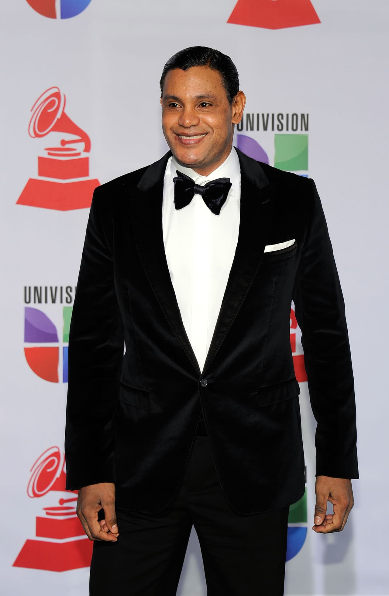 Así apareció en los Latin Grammy. Luciendo varios tonos más claro. Tras la lluvia de reacciones por su transformación, Sammy decidió confesar que sí estaba usando una crema blanqueadora.