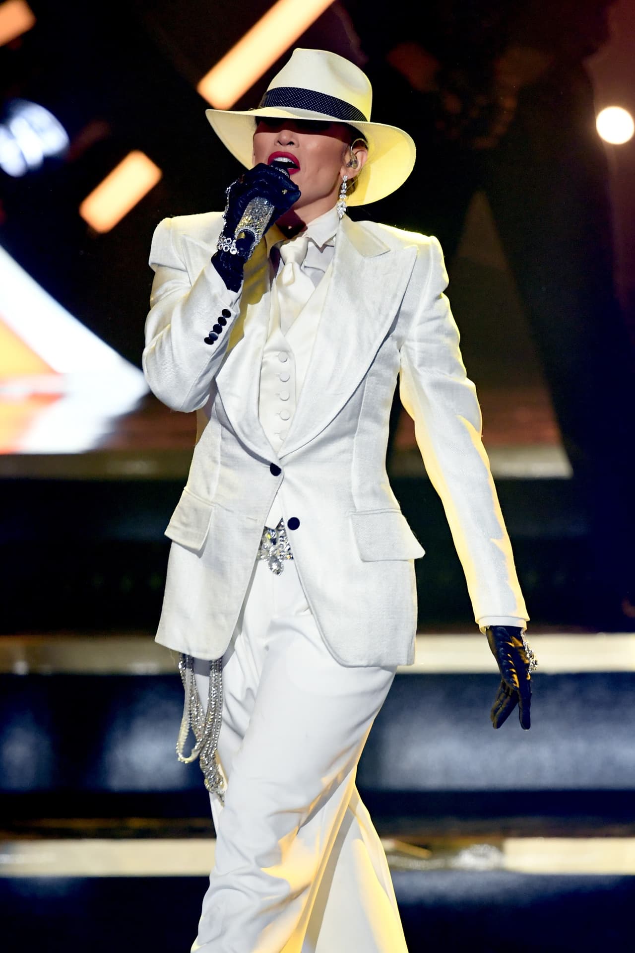 Mientras JLo se adueñaba del escenario y repetía que quiere 'dinero', DJ Khaled lanzaba billetes falsos a los asistentes al show.