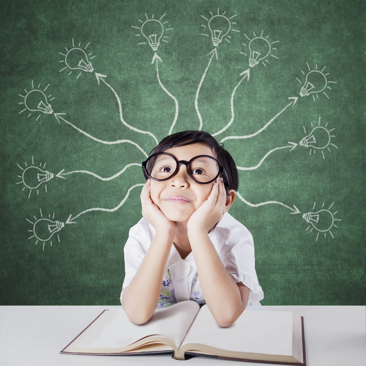 <h3 class="cms-H3-H3" style="box-sizing: border-box; margin-top: 0px; margin-bottom: 8px; font-family: Roboto, sans-serif; font-weight: 700; font-size: 1.5rem; line-height: 1.8125rem;"><b>TENDRÁN MÁS HABILIDADES COGNITIVAS</b></h3>
<br>Conocer dos idiomas hará que tu hijo pueda prestar más atención, tenga más memoria a corto plazo y pueda ser mejor en la planificación y el control de impulsos.
<br>
<br>Está comprobado por varios 
<a href="https://academic.oup.com/cercor/article/26/7/3196/1745819" target="_blank">estudios </a>que los adultos bilingües tienen más volumen de materia gris cerebral (la encargada de las funciones ejecutivas) y registra más actividad cerebral (evidentes desde los 11 meses de edad).
<br>
<br>Otra conclusión interesante que se desprende de este estudio es que los niños mostraron la misma sensibilidad neuronal al inglés que los niños monolingües de habla inglesa. Lo que significa que estaban aprendiendo inglés al mismo ritmo que los niños no bilingües.
<br>