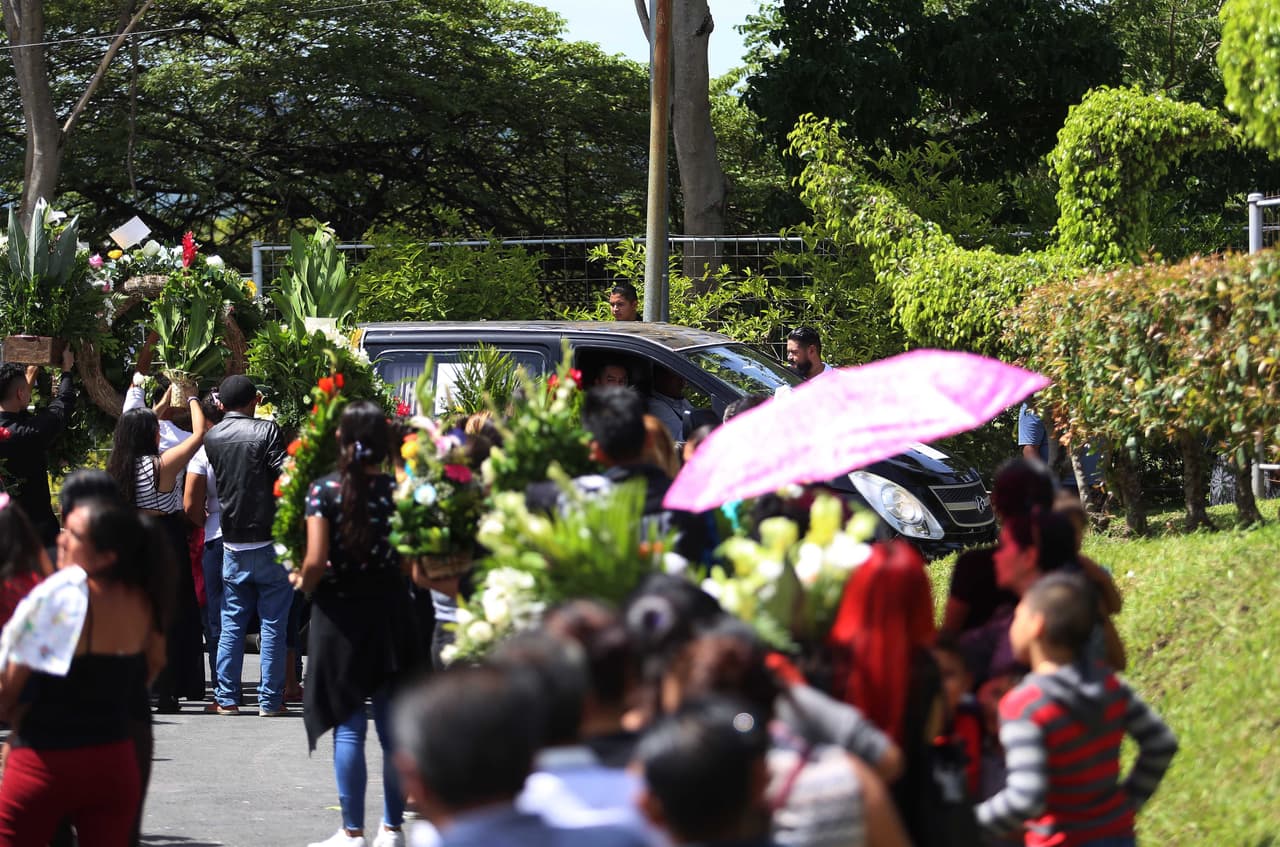 Los féretros fueron llevados en una carroza fúnebre desde las instalaciones de la
<a href="https://www.univision.com/noticias/america-latina/velan-en-el-salvador-a-oscar-martinez-y-su-hija-valeria-ahogados-en-el-rio-bravo-al-tratar-de-llegar-a-eeuu">funeraria municipal donde fueron velados</a> al cementerio público La Bermeja, con el que comparte terreno. No se permitió el acceso a la prensa a ninguno de los dos sitios.