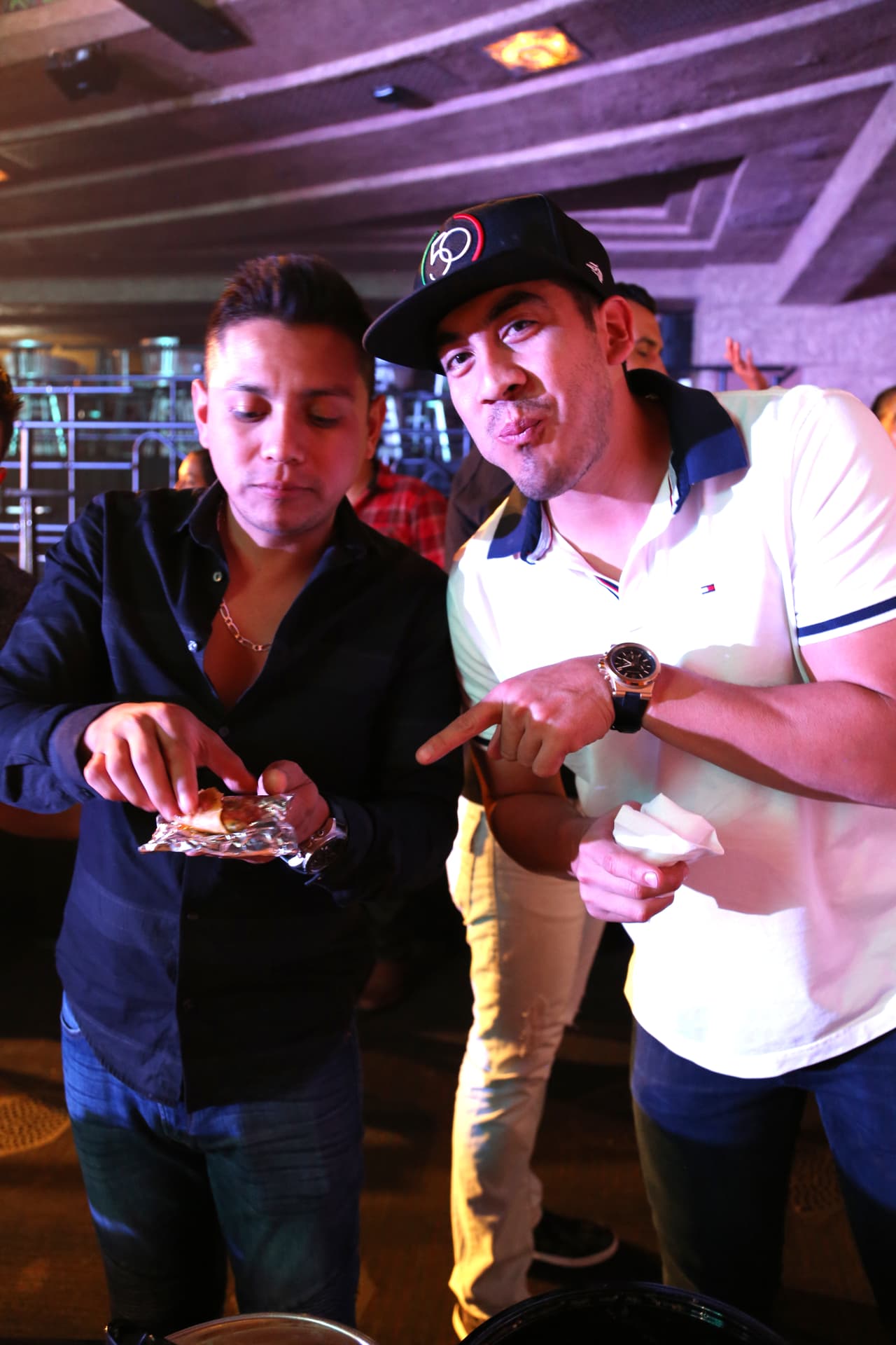 Y ya que Armando terminó con su taco, animó a Erick a tomar otro...