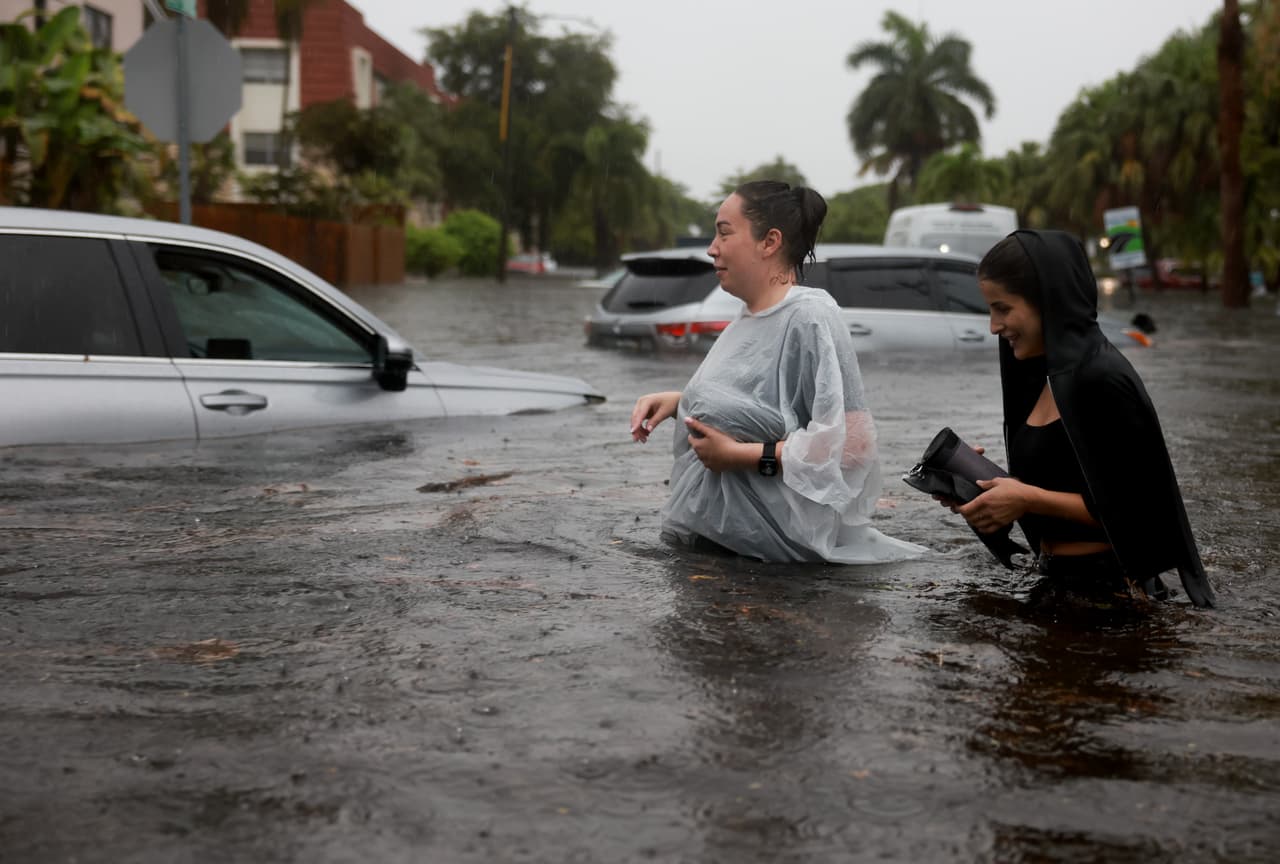 La imagen de personas caminando por calles inundadas se repitió una y otra vez en la ciudad de Hollywood.