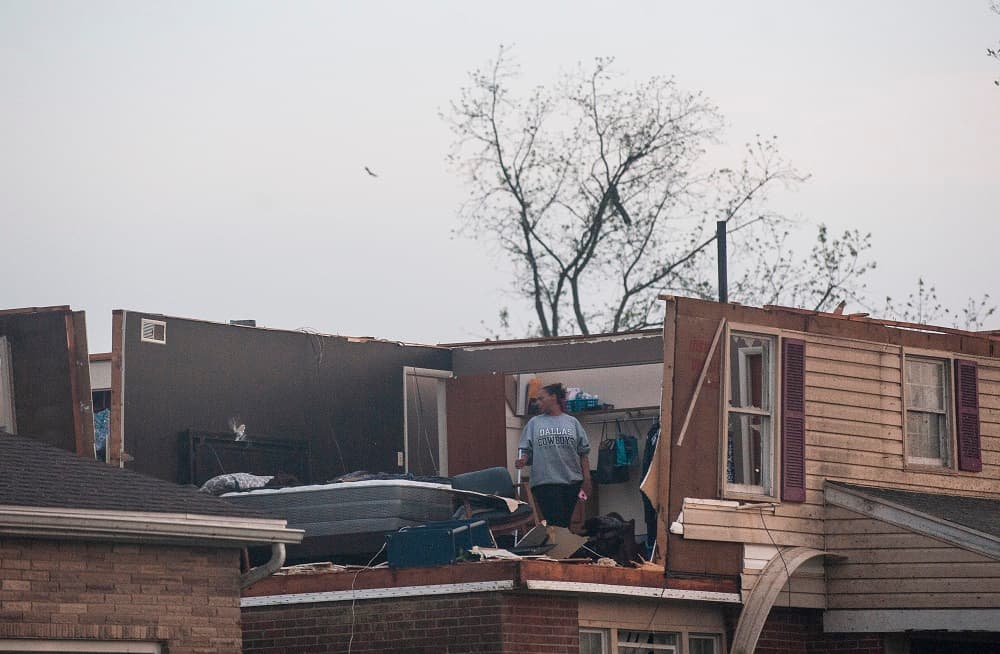 "Oímos las sirenas que alertan de los tornados y entonces luego se quedó silencioso", dijo a USA TODAY Kylie Post. "Poco después, sonó como un tren que estaba cerca de nosotros; duró solo unos minutos", añadió la mujer residente de Celina, no muy lejos de Dayton.