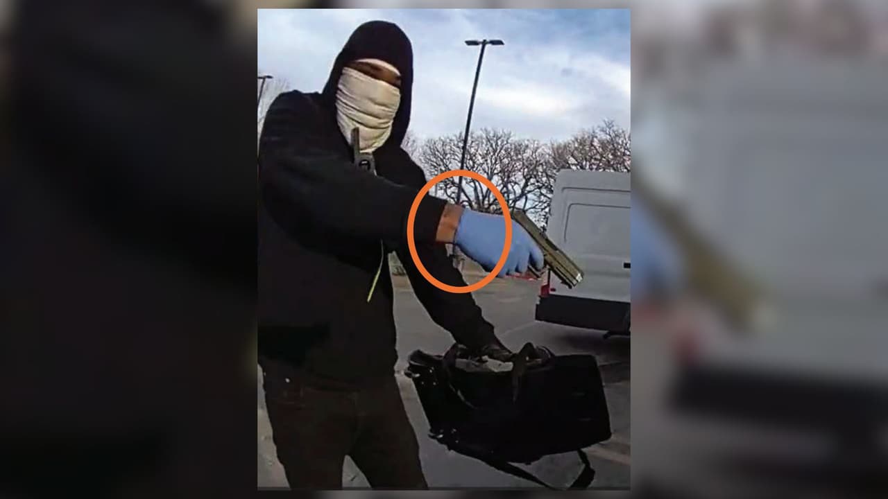 La cámara corporal del guardia registró al sospechoso apuntando con un arma durante el intento de robo.