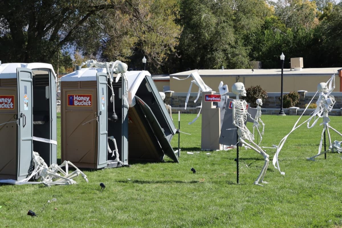"Nos hemos topado con una situación sPOOky en Spirit Corner", describen en sus redes sociales en donde muestran una serie de imágenes con este divertida escenografía de las calacas, calaveras o esqueletos en los baños portátiles.