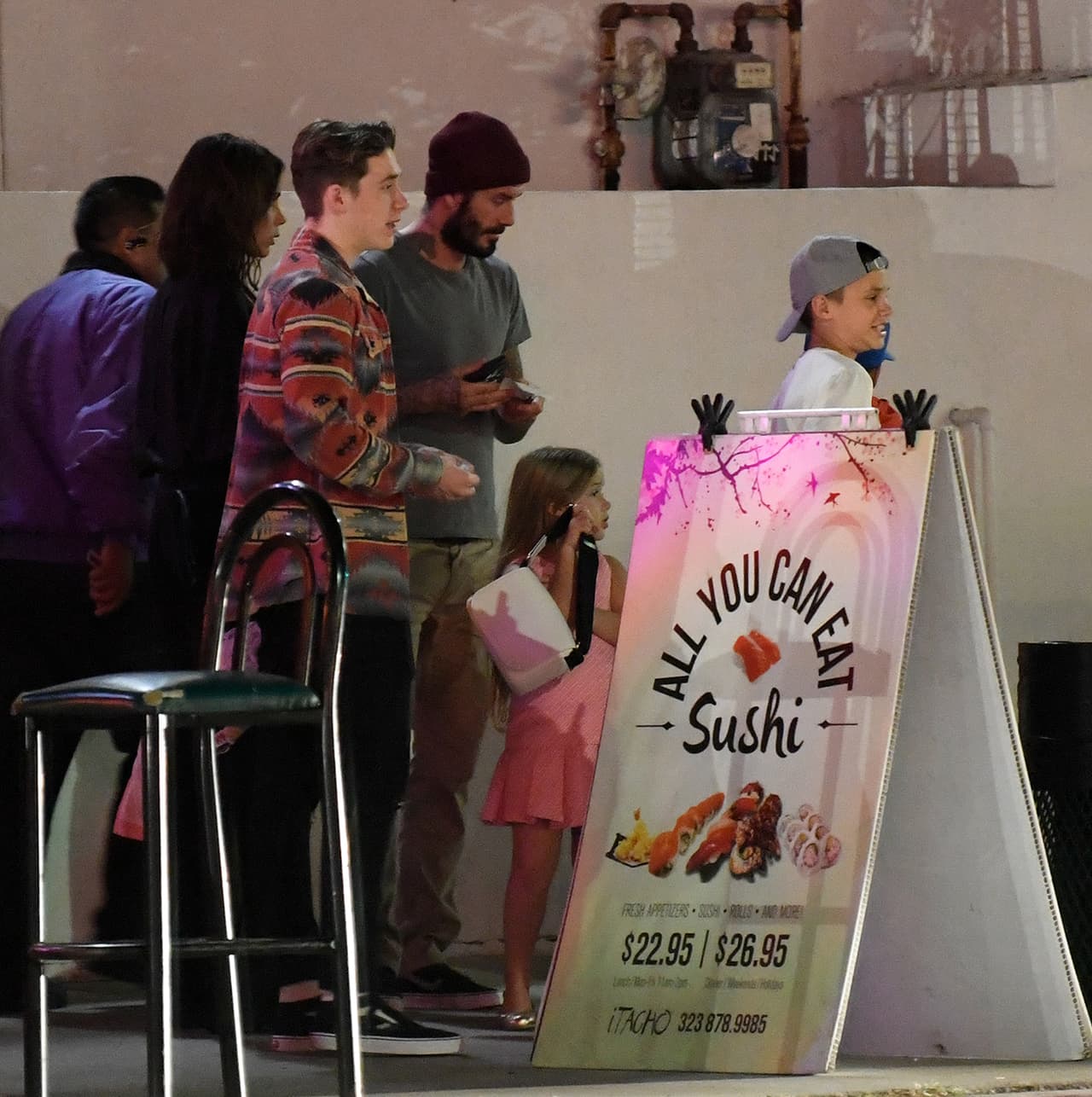 David y Victoria llevaron a sus peques a la pizzería.