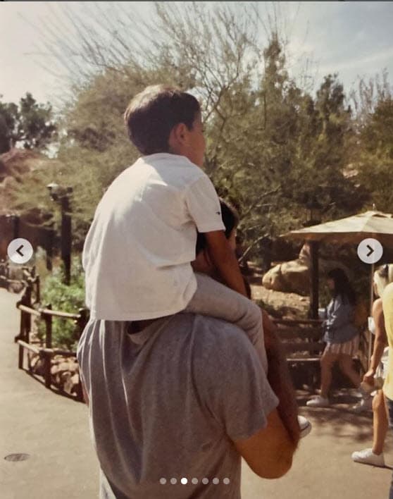 "Al estar tan lejos de ti me he vuelto mucho más sensible y despierta al ver el gran trabajo que has hecho como papá, y por eso y más te quiero agradecer.
<b>Te quiero dar las gracias por siempre poner mi felicidad</b> y la de toda tu familia antes que la tuya", escribió y dejó ver esta otra imagen.
<br>